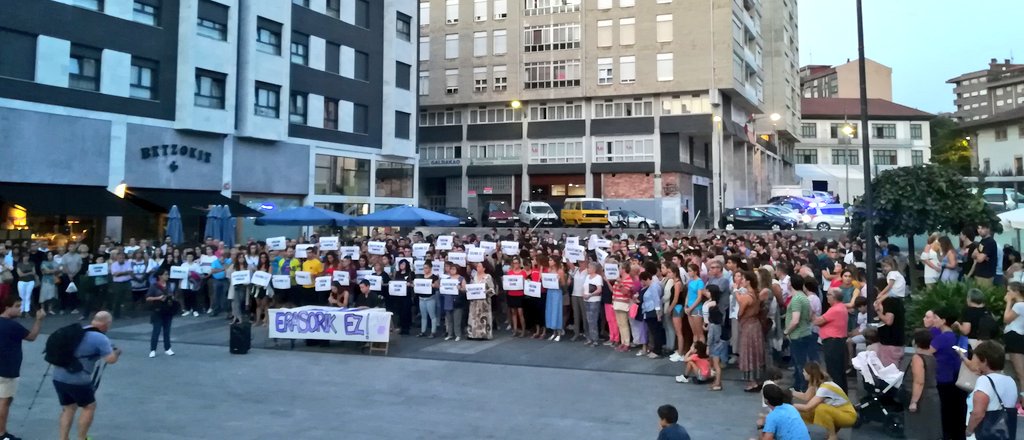 JGGarai's tweet photo. 🔴 #Galdakao-k herrian izandako eraso sexista gaitzetsi eta biktimari babesa eskaini dio gaur. Bostehun pertsonatik gora batu gara Iturrondo plazan, Mugimendu Feministak deitutako prentsaurrekoan. #AskiDa #STOPmachism https://t.co/VGUQrZGxGS