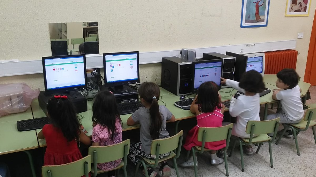 sanjosesegovia's tweet photo. Jugando y aprendiendo con los ordenadores en Educación Infantil. #educacontic @educacyl https://t.co/zNNVx4b2qm