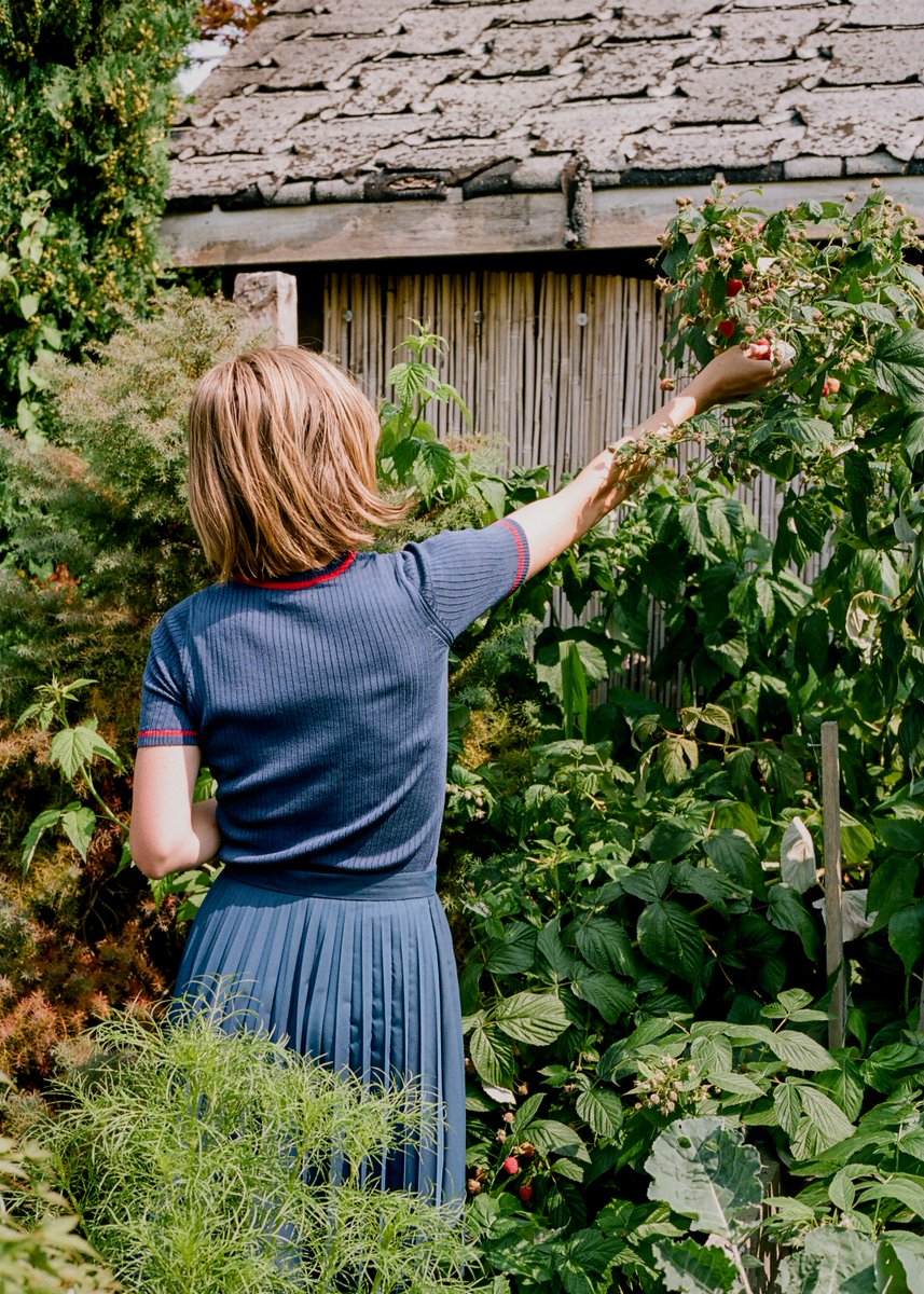 Tending the garden in beautiful silk by UNE HEURES.

#uneheures
shopneighbour.com/collections/un…