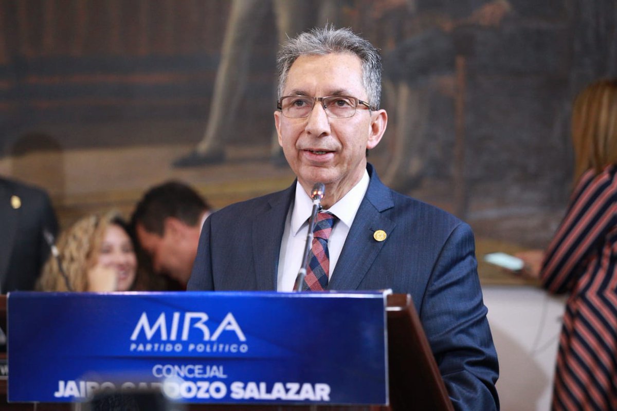 ConcejoDeBogota's tweet photo. El HC @JairoCardozoS expresa sus agradecimientos a los Concejales, funcionarios de la  Corporación y entes de Control, por 6 años de arduo trabajo en pro de la función pública. Pero ante todo, agradece a Dios por permitirle desarrollar su labor por el bienestar de la ciudad https://t.co/JoWa0l8Hn4