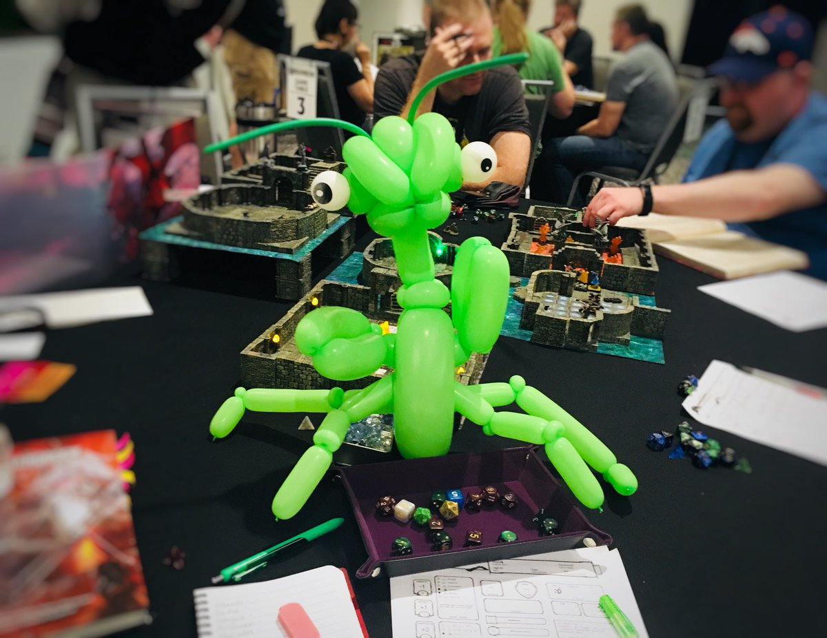 __ephemeroptera's tweet photo. Oh my I forgot to share with you all this amazing mantis balloon the balloon artist at #ReaperCon2018 made for me!!! He was making lots of cool things so I asked for a mantis and he said heโd never done oneโI came back an hour later and he had made THIS!!! I was amazed ๐ #art https://t.co/LwMxIJ9WWG