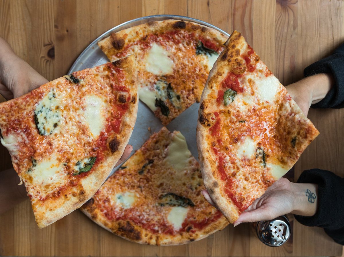 straightbkpizza's tweet photo. Good friends slice alike. 🍕🍕https://t.co/HWuY6Jz173 https://t.co/WTsov4ep2t