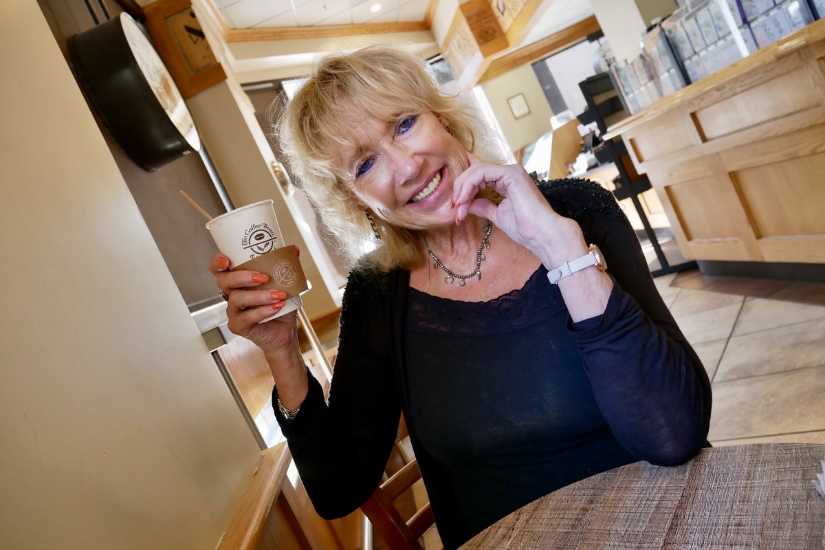 Today I got to have tea with a Tonnika Sister. I got to hang out with Angela Staines, who was in the famous cantina scene in #StarWars. We had a great chat, and she was every bit as lovely as she is in these photos. You can hear her story on episode 12 of Cantina Chatter.