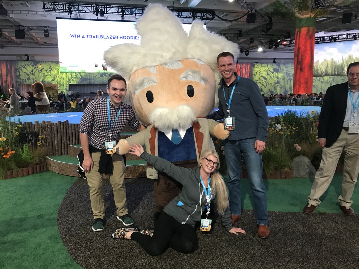 crmsalesgem's tweet photo. Current status: My visual thinking is a limitless ocean of ideas at the @Dreamforce Analytics Keynote! All the #df18 magic focused on data, analytics, &amp; AI! #datatribe #sforceanalyticsedge https://t.co/fMI1aqNs0y