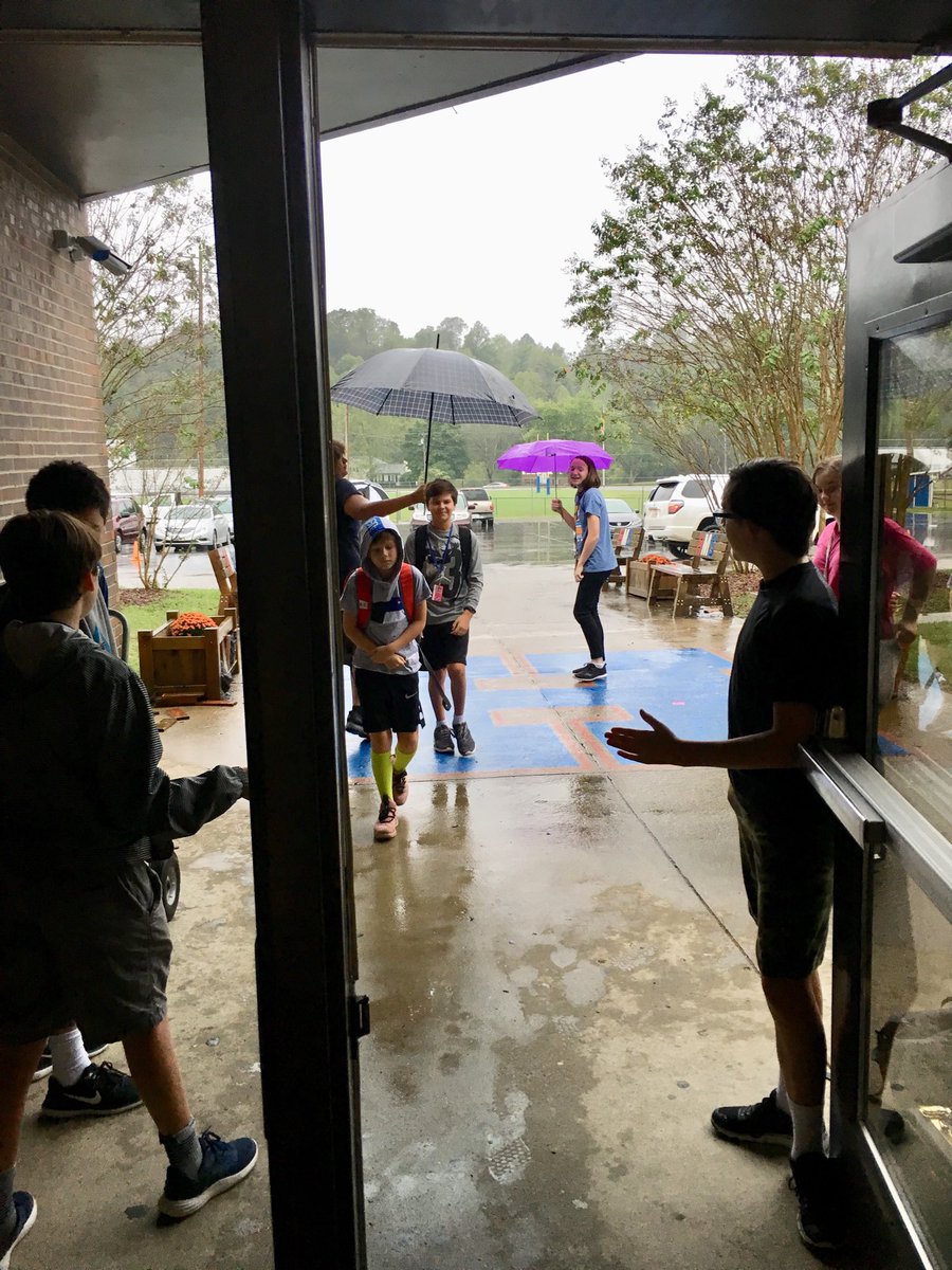 mariadbobo's tweet photo. When students decide to help each other out on a rainy day- heart warmed ❤️☔️ #hmstntribe #slytherindian https://t.co/FQgTVMrKbe