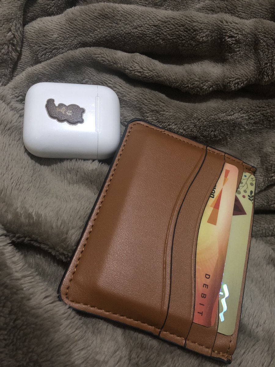 pietsteph's tweet photo. @whatsinside Here's what's inside my pocket everyday, wallet and AirPods.😍 https://t.co/pjt04iLMcX