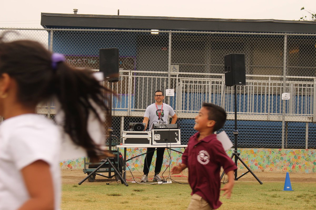 sdneighborhood's tweet photo. Students, staff, and families jogged their way through another successful Jog-A-Thon at King-Chávez Primary Academy! Thank you to everyone who supported our students along the way! #KCPrimary #teamLOVE https://t.co/STe8afH48B
