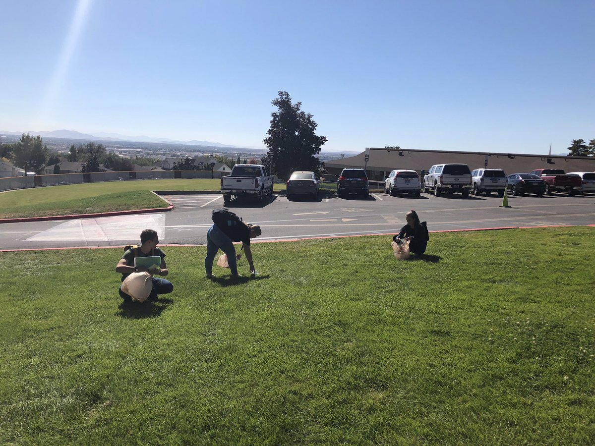 WeberEnviroClub's tweet photo. huge thanks to everyone who came out to participate in our activity today🖖🏻♻️🗑 https://t.co/06SgeC8vvE