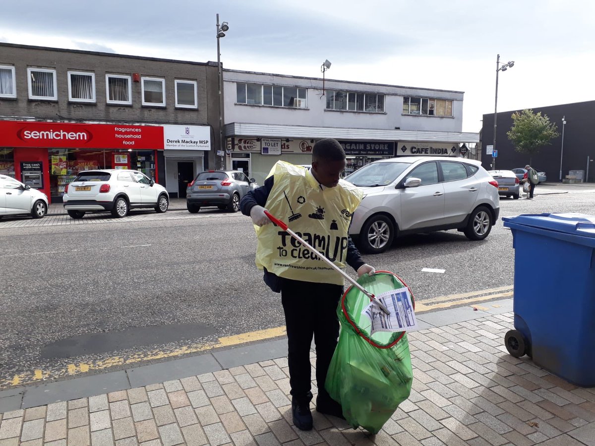 Well done to S1 and S2 pupils that helped with the ‘litter pick up’ in Renfrew Town Centre.  Local residents were very happy to see our young people helping in the community. #TeamUptoCleanUp