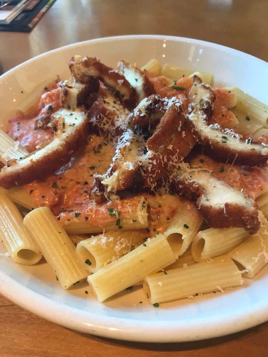 ChallengePasta's tweet photo. Sorry for the delay must be a #pastacoma from all this Great @olivegarden pasta. So meal #11 was pasta de fogiolo soup with rigatoni the 5 cheese sauce along with crispy chicken fritta toppings. โค๏ธ this #pastaadventure #missioninpastabowl https://t.co/Du1F2kmlkO