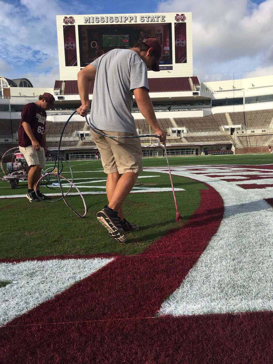 msudawg2004's tweet photo. Senior paint training 101- @BRT_14 https://t.co/i1jNr6OPMt