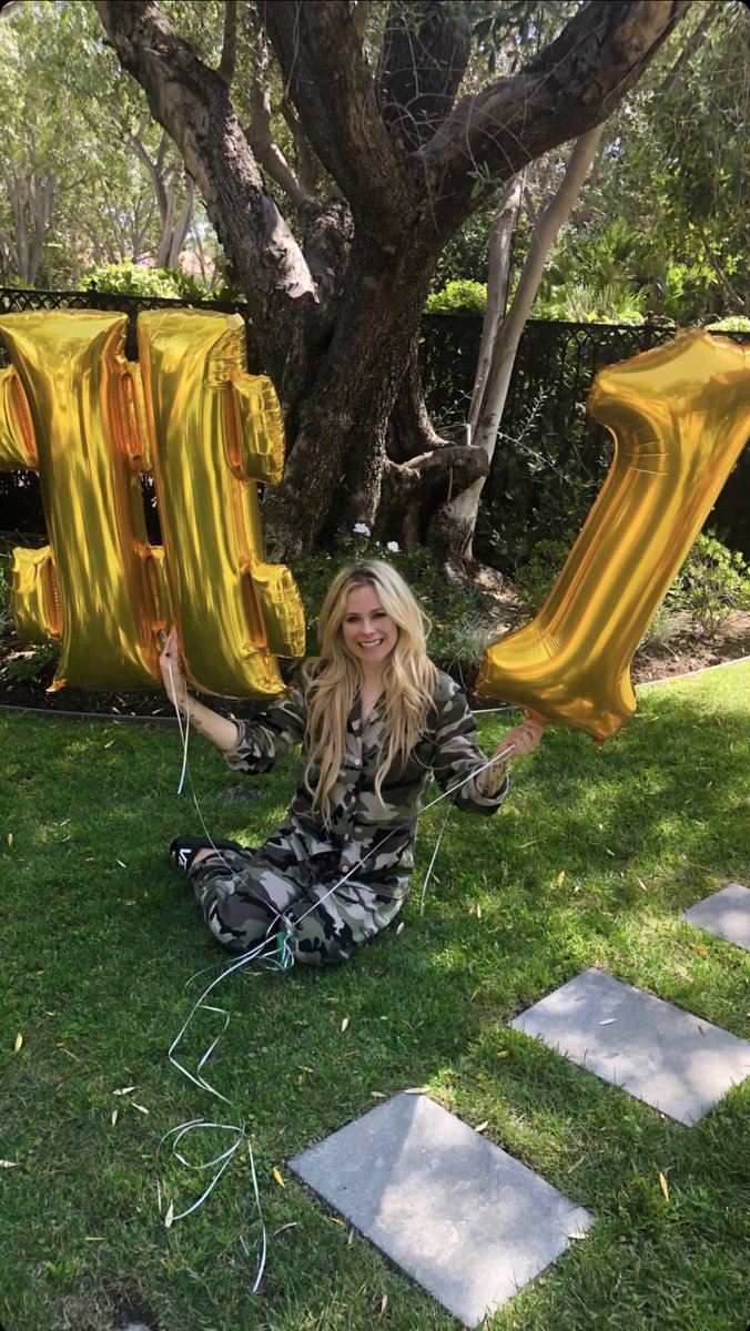 avrilbandaidsIT's tweet photo. Makes us happy to see you happy. Happy birthday again to our #1 queen @AvrilLavigne 🎉 🎵 ♥️  
Hope you’re celebrating with style!!! https://t.co/y50iXOpc2z