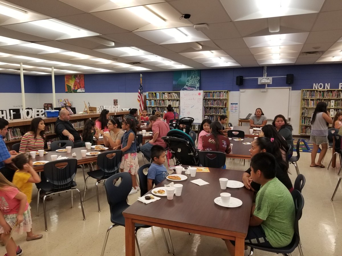 AmanKerri's tweet photo. Celebrating summer reading with a family pizza night! #summerreading #readingpaysoff @DoverWorldsBest @AchievementSch @hubofschool @HillsboroughSch https://t.co/xza8W67qHm