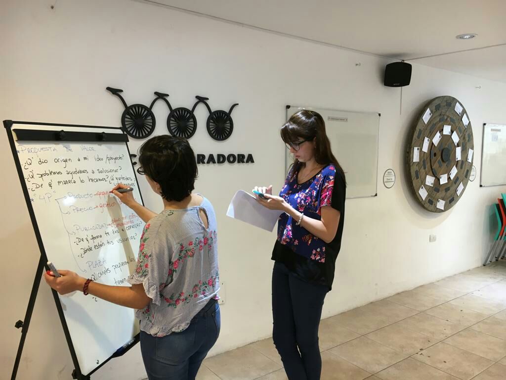 innovacionSF's tweet photo. ¡Jueves de formación en #LaColaboradoraSFE!💡💻 Mientras nos capacitamos en el segundo encuentro, seguimos intercambiando experiencias ¡Hay equipo! 💪😁 https://t.co/DlerQlk70m