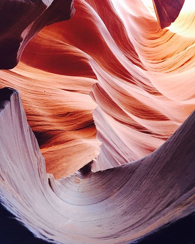 The canyon was formed by water, but it felt like it was shaped by a creative woman. Antelope Canyon, Page, Arizona..#antelopecanyon #canyonlove #hikeantelope #canyonhiking #canyonbeauty #hikinginarizona  #getoutside #solotraveler #hikingadventures #outdo… ift.tt/2N73Kfu