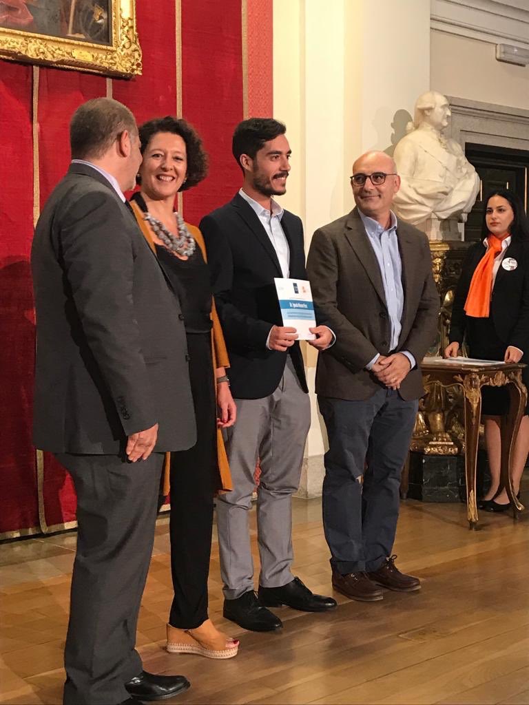 criscancer's tweet photo. Hoy Cris hace entrega de dos becas anuales en un centro de referencia internacional, fomentando el talento español en la investigación de cáncer @_SEOM #ttalentoespañol @CRISCANCERUK https://t.co/mmBQTtG9kC