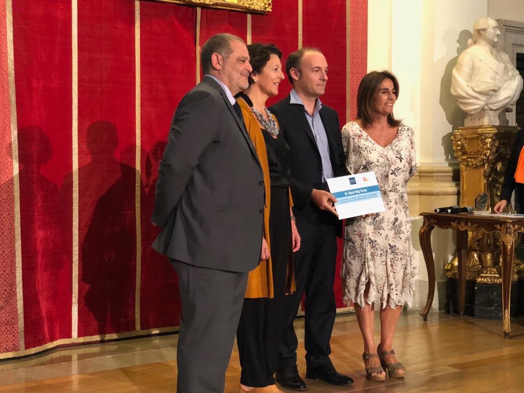 criscancer's tweet photo. Hoy Cris hace entrega de dos becas anuales en un centro de referencia internacional, fomentando el talento español en la investigación de cáncer @_SEOM #ttalentoespañol @CRISCANCERUK https://t.co/mmBQTtG9kC