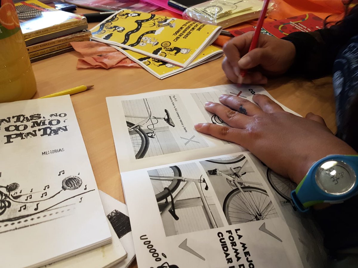 BibloRedBogota's tweet photo. Ya comienza la octava edición de Noches en la Virgilio. Ven y conoce el "Fanzine de las mujeres que ruedan en bici para el mundo", participa de los talleres y asiste al conversatorio "Mujer y ciclismo urbano". https://t.co/MDesYGZDV6