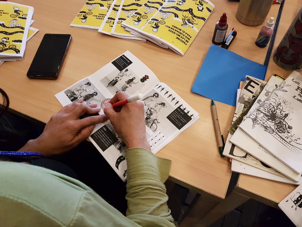 BibloRedBogota's tweet photo. Ya comienza la octava edición de Noches en la Virgilio. Ven y conoce el "Fanzine de las mujeres que ruedan en bici para el mundo", participa de los talleres y asiste al conversatorio "Mujer y ciclismo urbano". https://t.co/MDesYGZDV6