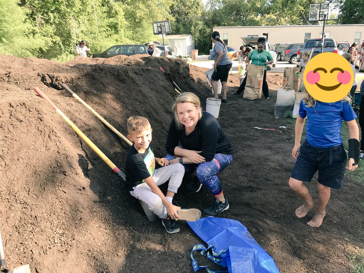 VoigtGarden's tweet photo. Thank you #SustainableFoodCenter and #TXSprouts for all of the support for our garden! We were able to get 10 bags of compost, 20 plantlings, algae fertilizer and15 packets of seeds for our garden this evening! Thnx Katie Biven for helping pick up the compost! @VoigtAIA_RRISD https://t.co/nbC8p1eUUZ