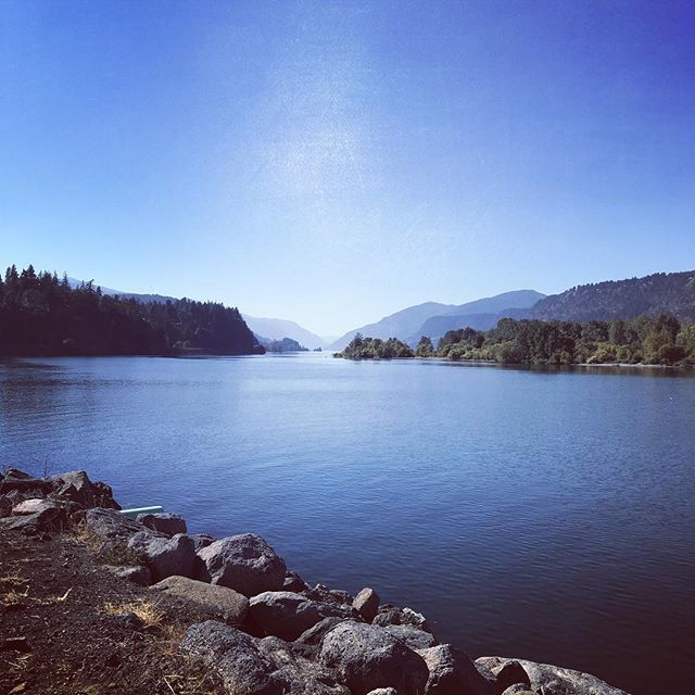NateMoretz's tweet photo. Hood River, OR https://t.co/FvYVObxOLN https://t.co/h1MD7OpTIz