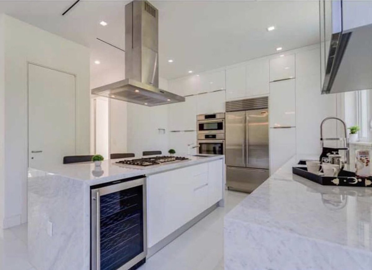 groupeuroprojec's tweet photo. Same kitchen, different view!  #miami #miamikitchen 
#homeremodeling #vueatbrickell 
#elledecor #miamilakes #oceantowers #10design #miamidevelopment #surfside #balharbour #goldenbeach #aventura #miamirealty #miamidesign #interiordesign #cabinetry #miamibeach #sunsetisland https://t.co/TfunIW9lC2