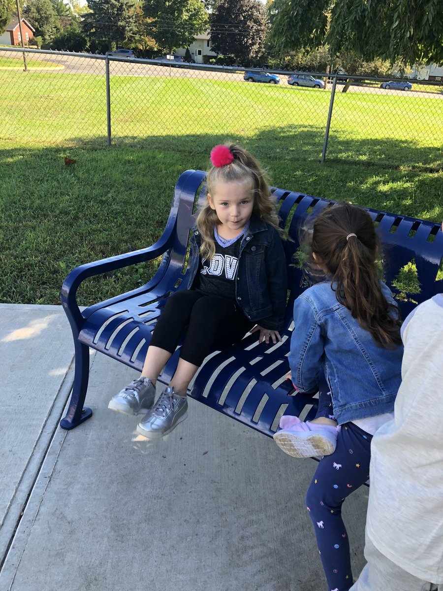 msgrillo1's tweet photo. Caught some friends using the buddy bench today! 😃💙 @WOSnews #msgrilloWOS https://t.co/hjwd4IWVQP