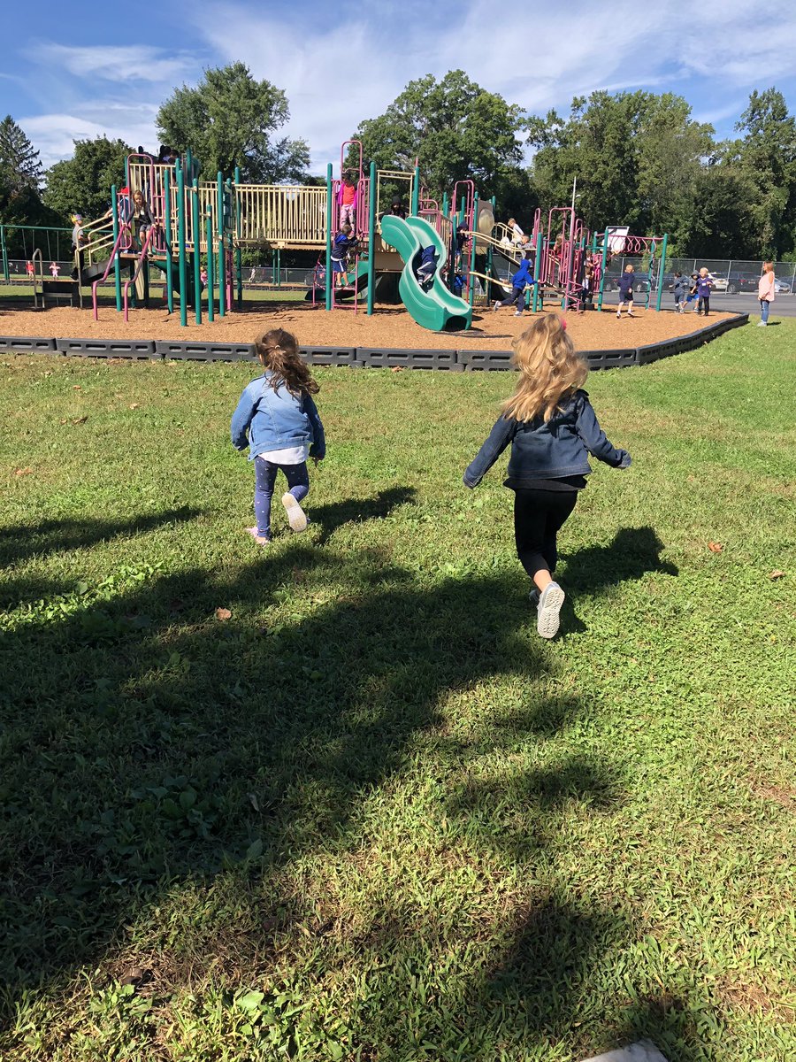 msgrillo1's tweet photo. Caught some friends using the buddy bench today! 😃💙 @WOSnews #msgrilloWOS https://t.co/hjwd4IWVQP