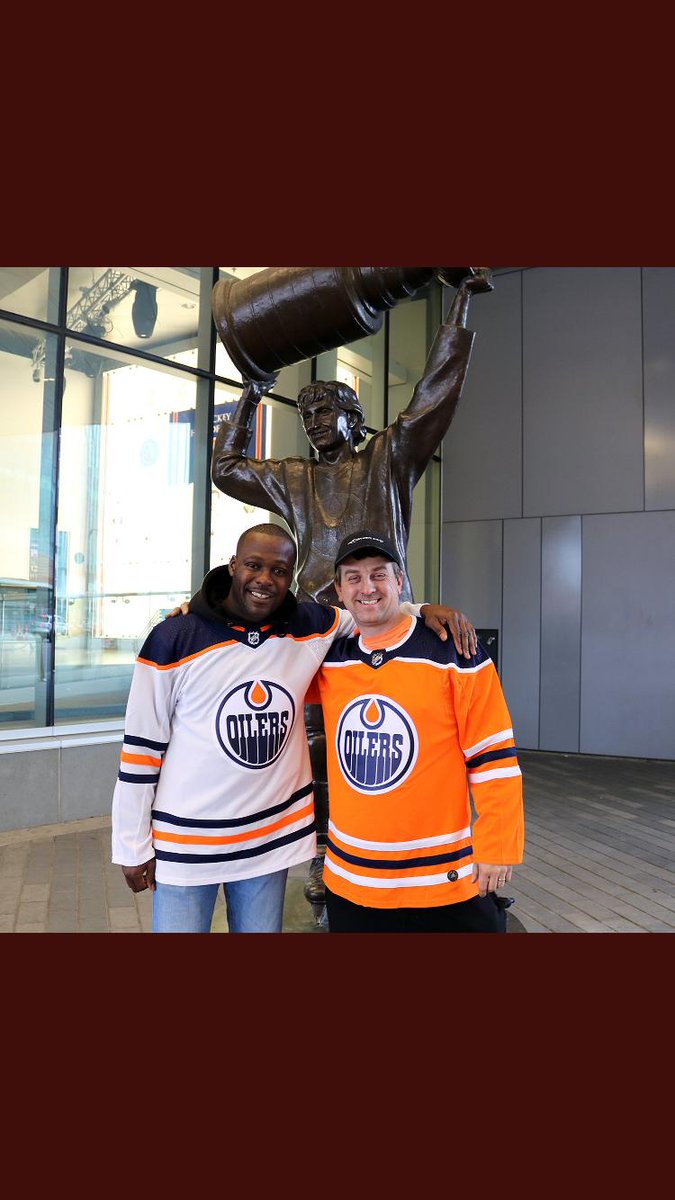 PressoMan's tweet photo. Thank you @EdmontonOilers .standing next to @ROBFORD99 and the great #Waynegretzky ..
GRENADIANS LOVE D OIL . #jab ..lets go oilers..📸📸📸🎥🎥🎥👏👏👏🎼🎼🎶🎵🎵🎤🎤 https://t.co/s5XEG80taB