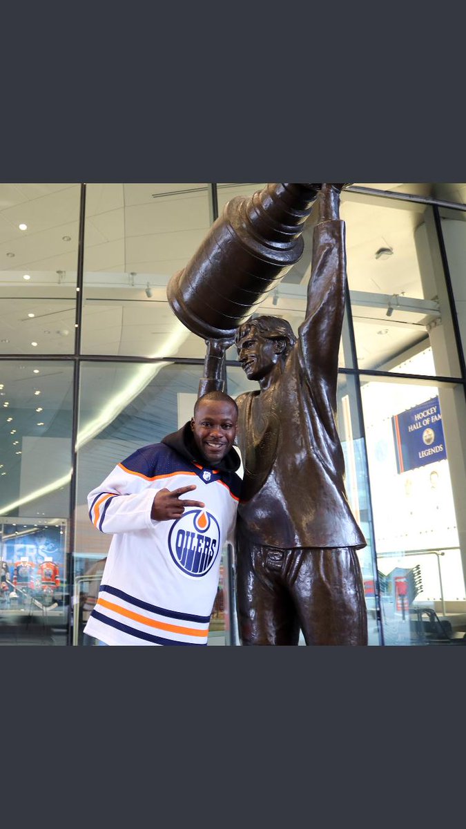 PressoMan's tweet photo. Thank you @EdmontonOilers .standing next to @ROBFORD99 and the great #Waynegretzky ..
GRENADIANS LOVE D OIL . #jab ..lets go oilers..📸📸📸🎥🎥🎥👏👏👏🎼🎼🎶🎵🎵🎤🎤 https://t.co/s5XEG80taB