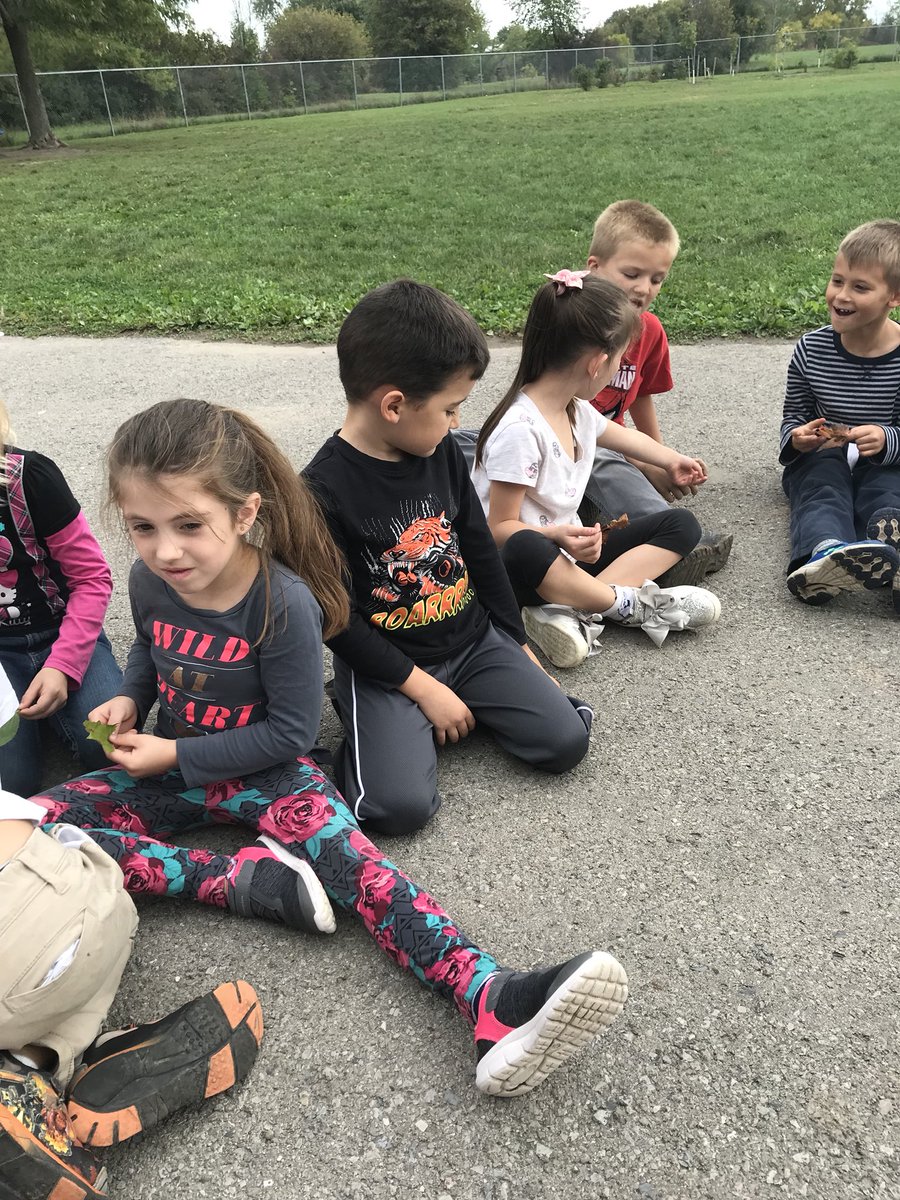 CaitlinHogg1's tweet photo. Thanks for the activity @JacobRodenburg1 and @COEOoutdoors ! We each found a fallen leaf and used our 5 senses to describe it! #crinkly #soft #bumpy #smellsfresh #smellslikedirt @DiamondTrailPS https://t.co/mzMXZAHEJM