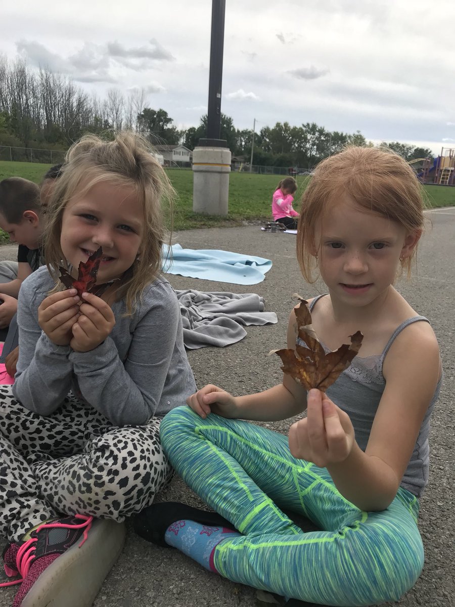 CaitlinHogg1's tweet photo. Thanks for the activity @JacobRodenburg1 and @COEOoutdoors ! We each found a fallen leaf and used our 5 senses to describe it! #crinkly #soft #bumpy #smellsfresh #smellslikedirt @DiamondTrailPS https://t.co/mzMXZAHEJM