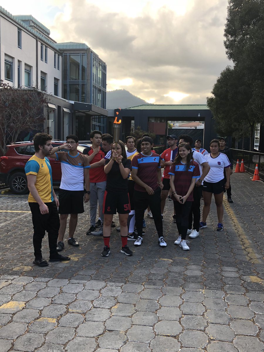 DragonasIDV's tweet photo. Nuestra Dragona, Marthina Aguirre lleva la tea olímpica en la inaguración de los USFQ Games de Invierno. 🐉Es un orgullo formar representar a esta institución y al fútbol femenino siendo Dragonas. iEstamos seguras que estas olimpidas serán un éxito! #OrgulloUSFQ #Dragonas #USFQ https://t.co/UBebf1FwIs