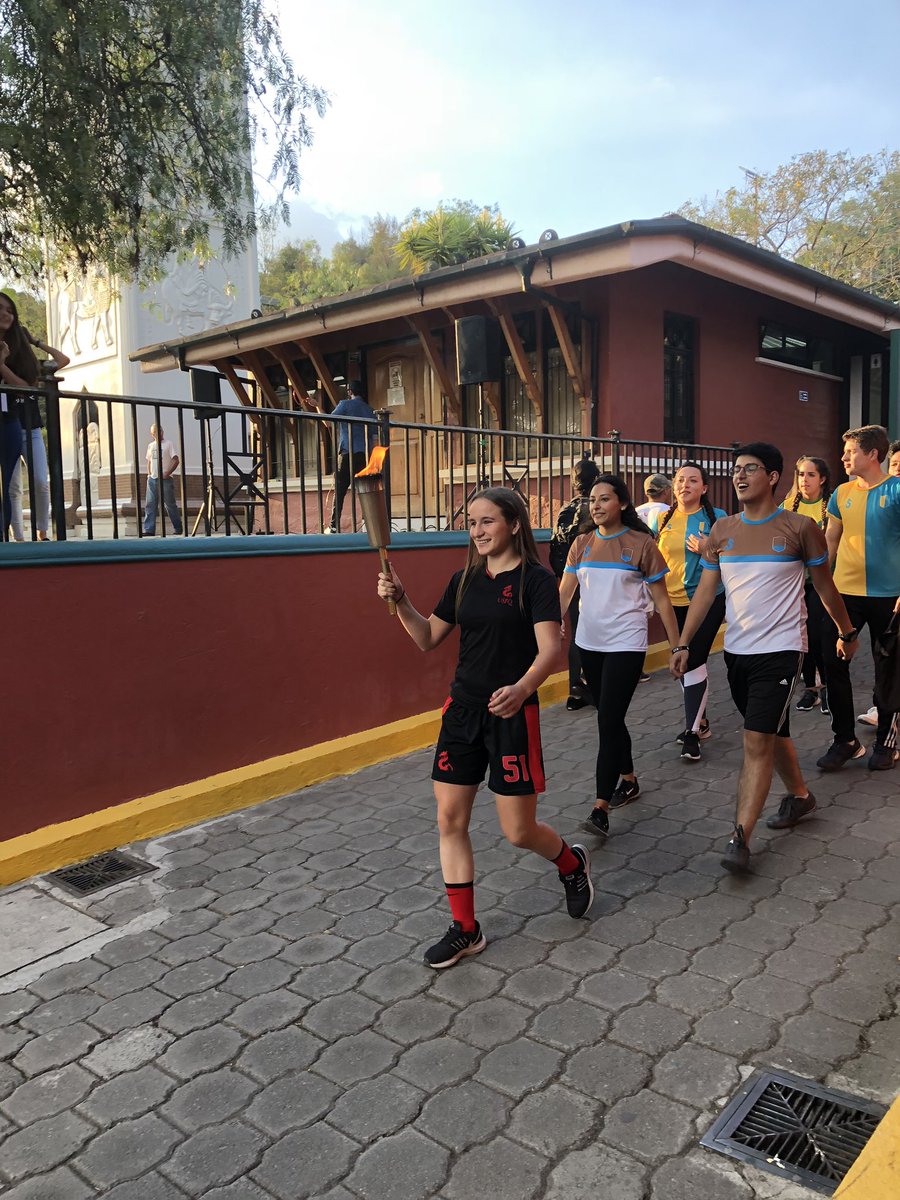 DragonasIDV's tweet photo. Nuestra Dragona, Marthina Aguirre lleva la tea olímpica en la inaguración de los USFQ Games de Invierno. 🐉Es un orgullo formar representar a esta institución y al fútbol femenino siendo Dragonas. iEstamos seguras que estas olimpidas serán un éxito! #OrgulloUSFQ #Dragonas #USFQ https://t.co/UBebf1FwIs