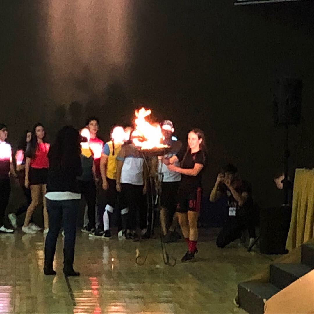DragonasIDV's tweet photo. Nuestra Dragona, Marthina Aguirre lleva la tea olímpica en la inaguración de los USFQ Games de Invierno. 🐉Es un orgullo formar representar a esta institución y al fútbol femenino siendo Dragonas. iEstamos seguras que estas olimpidas serán un éxito! #OrgulloUSFQ #Dragonas #USFQ https://t.co/UBebf1FwIs