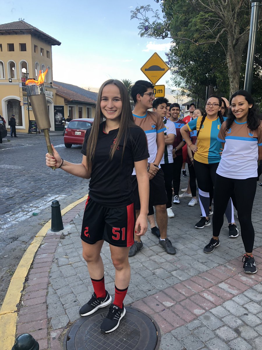 DragonasIDV's tweet photo. Nuestra Dragona, Marthina Aguirre lleva la tea olímpica en la inaguración de los USFQ Games de Invierno. 🐉Es un orgullo formar representar a esta institución y al fútbol femenino siendo Dragonas. iEstamos seguras que estas olimpidas serán un éxito! #OrgulloUSFQ #Dragonas #USFQ https://t.co/UBebf1FwIs