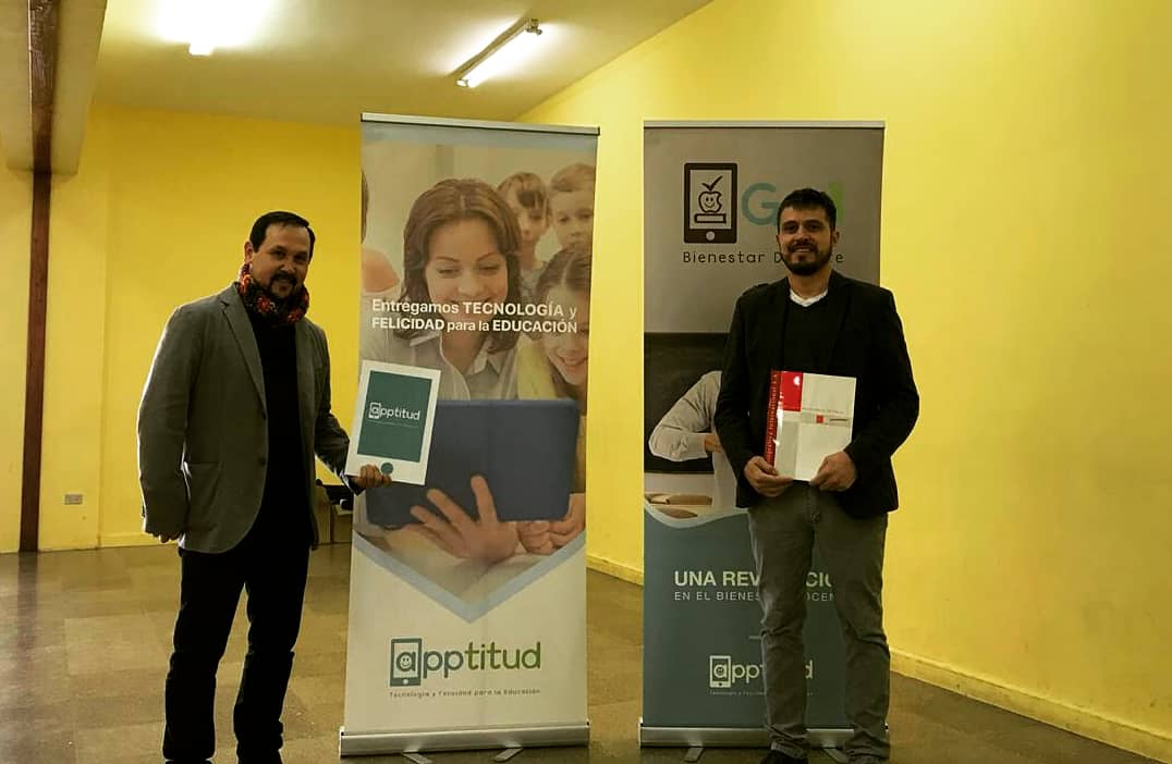 ApptitudCL's tweet photo. Lanzamiento oficial del #concurso nacional #SUPERPROFES Chile 2018 en Puerto Montt. Vamos con Apptitud!! Participa nominando a tu superprofe en https://t.co/ZmNJtm78yt https://t.co/kb8SLtOBvL
