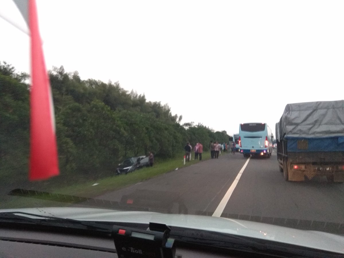 ryhast's tweet photo. @SonoraFM92 laka lantas km35 #tol #jagorawi libatkan 2 kendaraan inova dan avanza https://t.co/NQOkSaaTD6