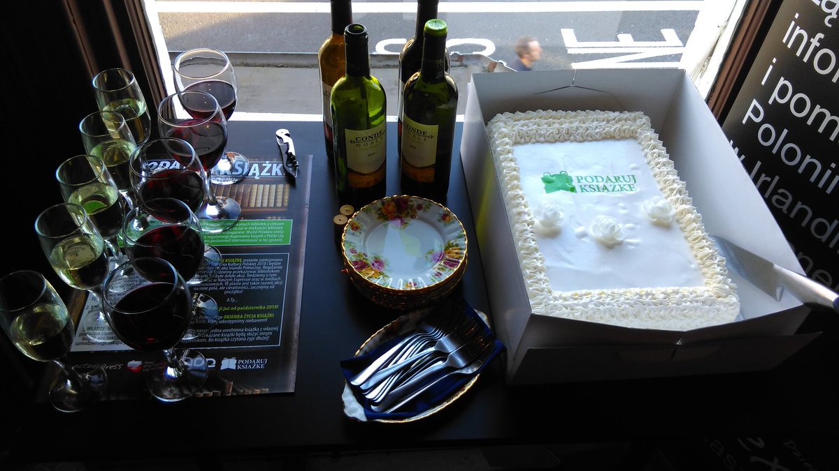 PolishCultWeek's tweet photo. Dziś otwarty został nowy projekt Naszego Expressu - Podaruj Książkę, o którym więcej można poczytać na stronie na FB. Był tort i toast za powodzenie projektu. *** Today we launched a new project Gift A Book. #podarujksiazke @PLinBelfast @NaszExpress @ADMediaEvents @LampPostCafe https://t.co/TV69YkH1Gz