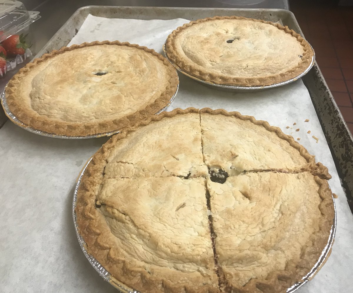 DanielRicottaMD's tweet photo. So sad the #MDIPOF18 course is coming to an end - but not before #lobsterbake celebration! @MDIBL @AcadiaNPS #blueberrypie https://t.co/Gh9WxlwfMo