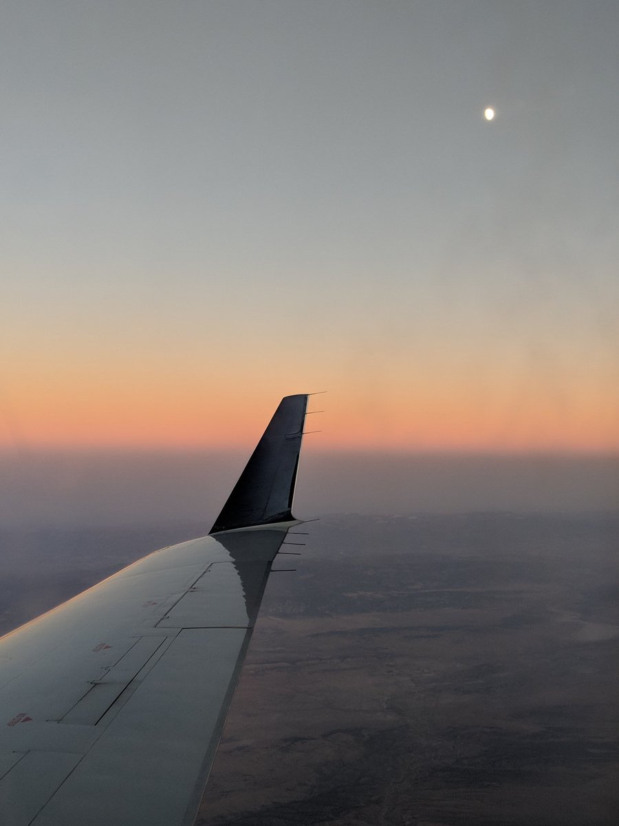 emma_s_morris's tweet photo. This view will never get old 💛 I love my job and getting inspired by all of our future pilots. #SkyBest https://t.co/kSh7akKi2L