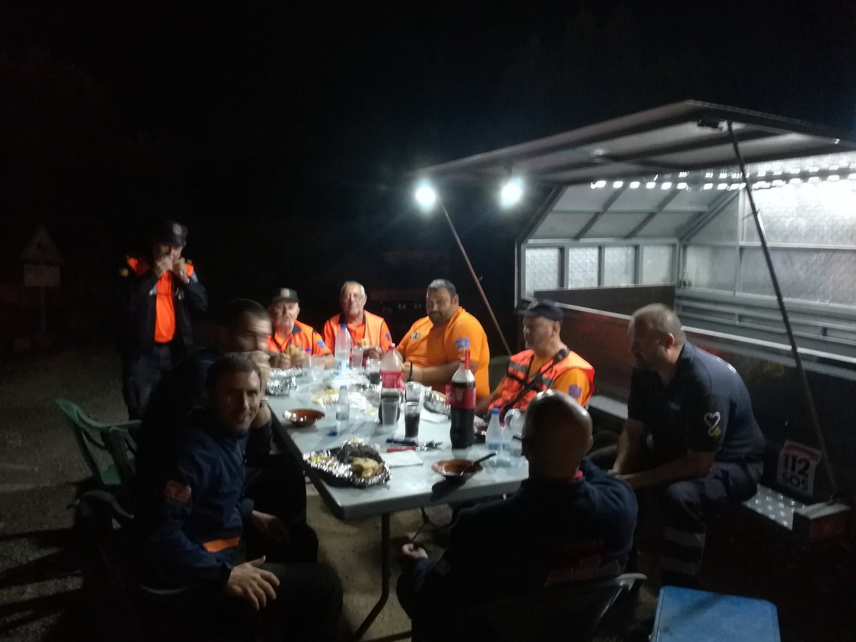protecciocivil1's tweet photo. Avui , un altre any mes hem donat suport a la policía local a la cursa intevinyes i als tradicionals fideus de vermar.
Hem realitzat auna asistencia sanitaria a una dona que ha caigut, sense gravetat. https://t.co/UtzSmJoyVA