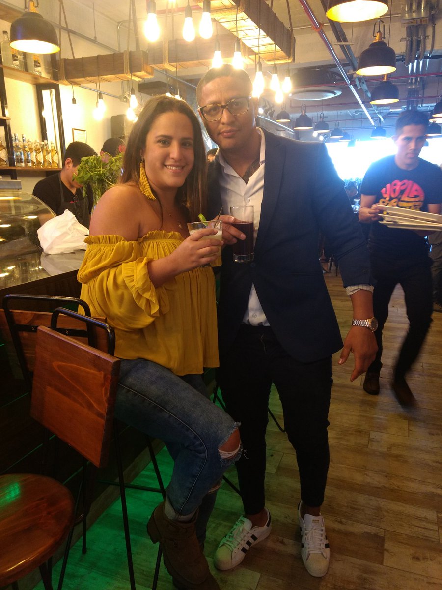 alesalgado's tweet photo. En la inauguración del segundo local de mi batería @jonathanmaicelo #YoLaLucho 💪👊😎
La nota elegante muy pronto en @DeporTV_oficial por @americanextpe (América Next) #tv #show #baterio #box #food #myjob❤️ https://t.co/oaGjyj7SZW