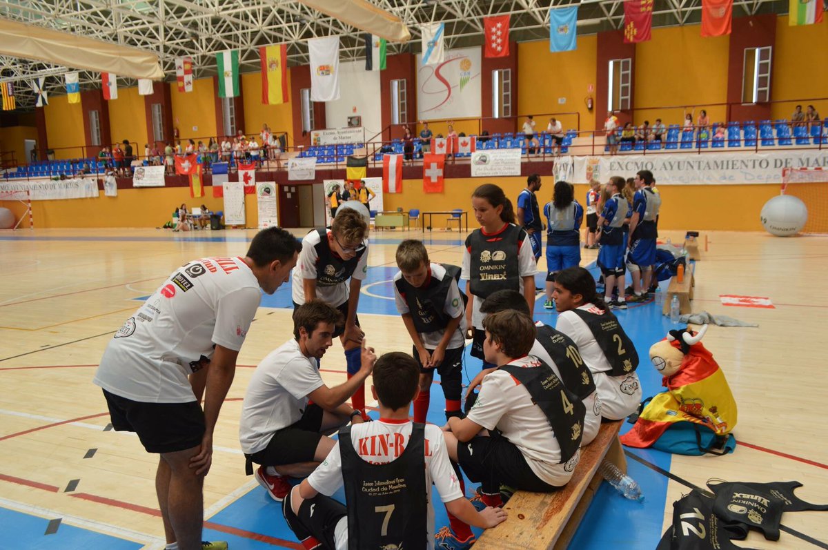 amadorjeh's tweet photo. Hoy, en el #DíaEuropeoDelDeporteEscokar #ESSD2018 y en la #SemanaEuropeaDelDeporte #BeActive , es un placer recordar el @OpenJuniorkb q acogió en el Pabellón de la Juventud de @AytoMartos a equipos junior de Kin-Ball de todo el mundo.
#SeActivo #MartosDXT https://t.co/IYgc2bbAxM