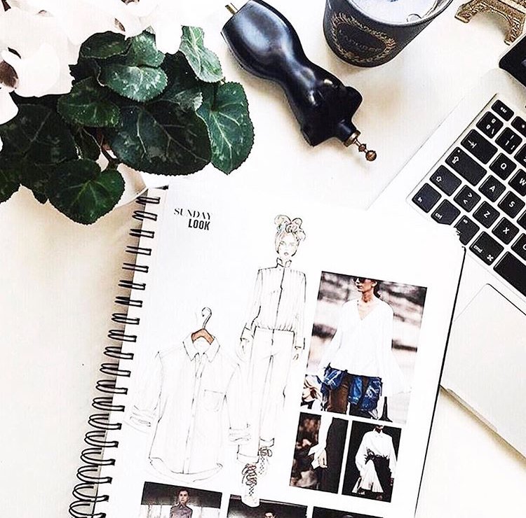 FIDM's tweet photo. #Q2: What three things do you always have with you in class? #FIDMFirstWeek https://t.co/mQSewT5LNC