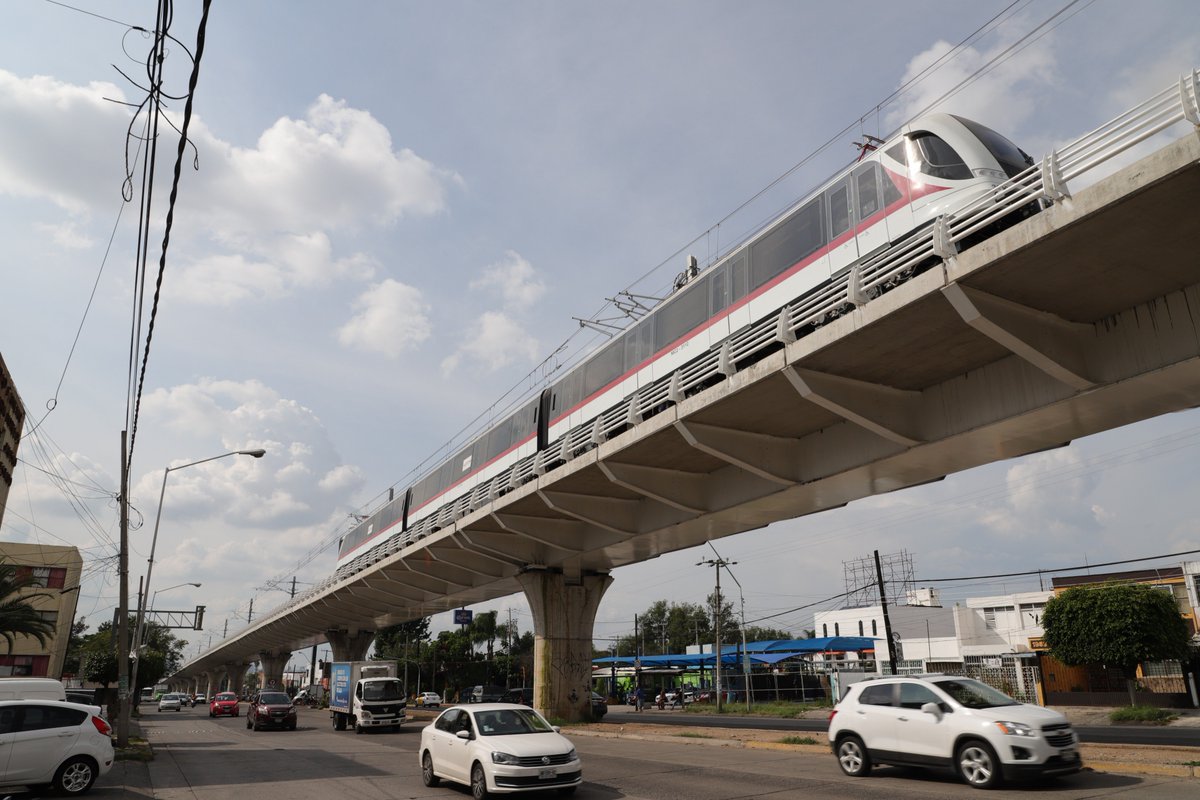 SITEURJAL's tweet photo. Los trenes de la #Línea3 continúan realizando pruebas dinámicas a 80 km/h, hoy realizaron un recorrido por el viaducto Guadalajara-Tlaquepaque. https://t.co/NFLLFxlnqw