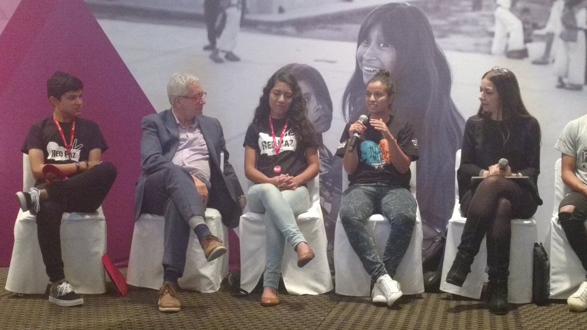 SIPINNA_MX's tweet photo. Participaciones de adolescentes:
👉Es falso que los adolescentes creemos todo lo que está en redes sociales.
👉A los adolescentes nos gustan más las redes, la televisión es para adultos.
👉Una forma de comprobar una noticia es ir a ver qué están diciendo otros medios. #SIPINNA https://t.co/9qyQ0cxWzf