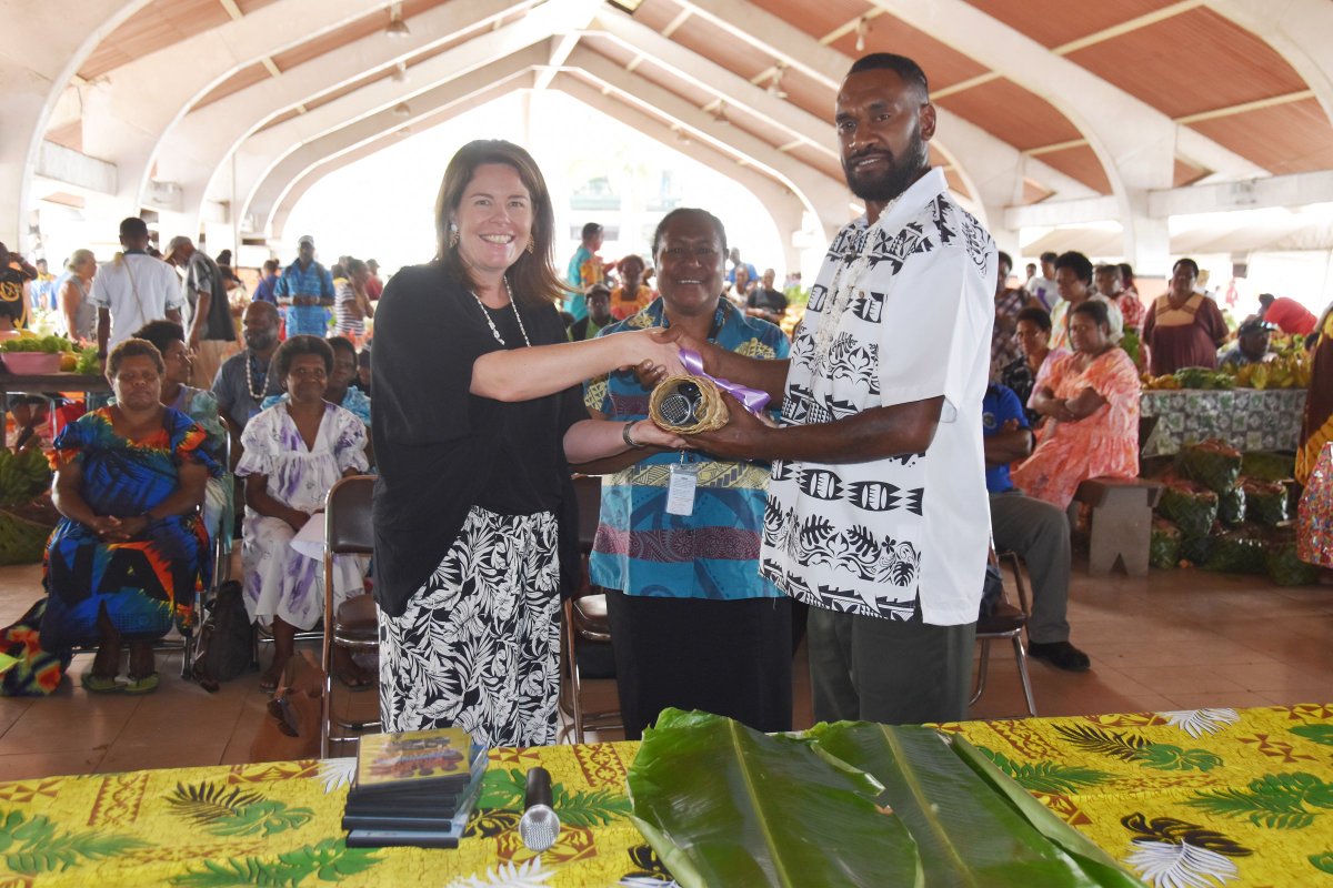 AusHCVanuatu's tweet photo. The Australian Government is proud to support the Port Vila Municipality and @unwomenpacific to equip the Port Vila Market with a new communications system. #AustralianAid #Information4All https://t.co/lxJUwII3lf