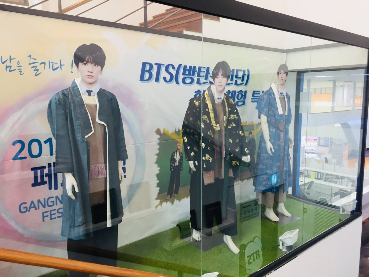 kamjoozzang's tweet photo. 계단을 올라가다보면 이렇게 전시가 되어있습니다. 저는 저 멤버들 사진 판넬에서 놀라움을 금치못했네요. . . .제가보기엔 넘나어색했음.......ㅎㅎ #AMAs @BTS_twt Favorite Social Artist https://t.co/qCP2eX1jkw