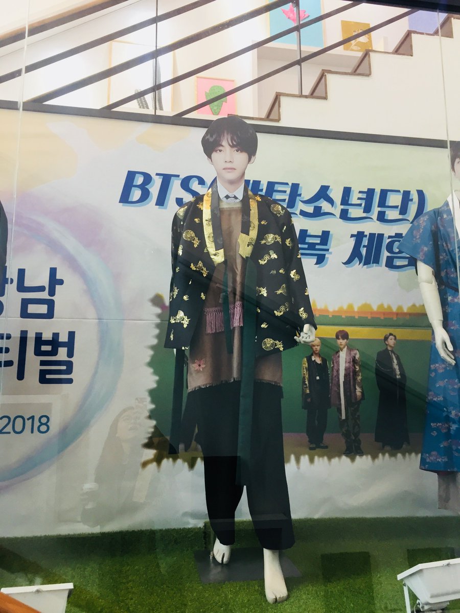 kamjoozzang's tweet photo. 계단을 올라가다보면 이렇게 전시가 되어있습니다. 저는 저 멤버들 사진 판넬에서 놀라움을 금치못했네요. . . .제가보기엔 넘나어색했음.......ㅎㅎ #AMAs @BTS_twt Favorite Social Artist https://t.co/qCP2eX1jkw